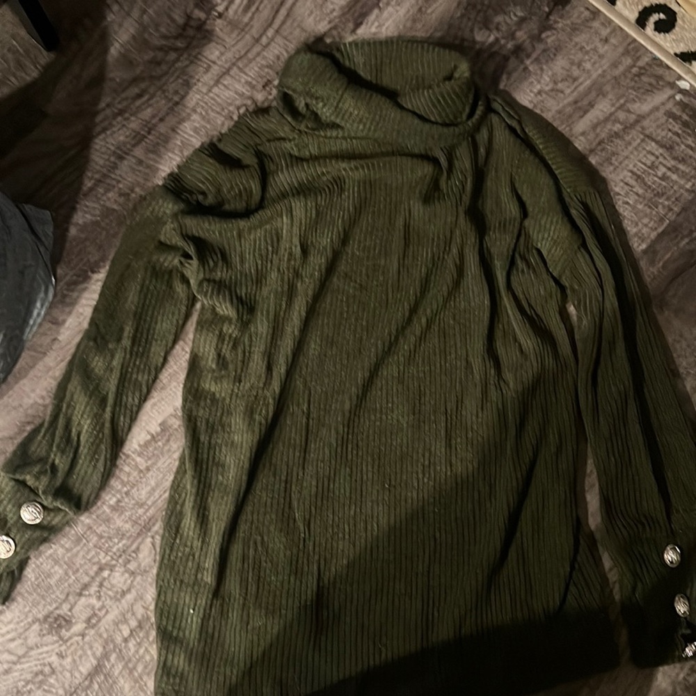 Nice soft long sleeve for the cold days! Great with leggings!